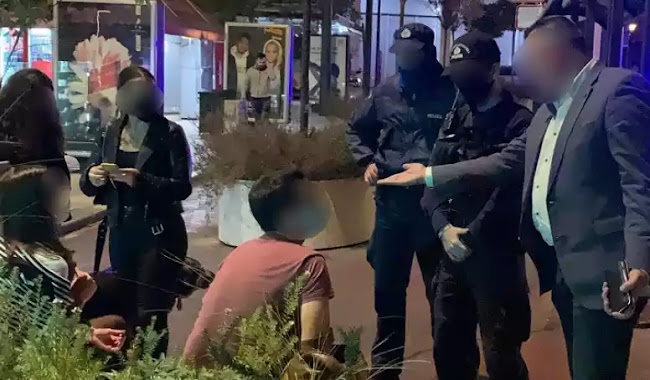 «Διψάνε» για πρόστιμα! Ταξίαρχος της ΕΛ.ΑΣ. ξεσπά σε νεαρούς στην Αθήνα λίγα λεπτά μετά τις 00:30 (ΒΙΝΤΕΟ) «Διψάνε» για πρόστιμα! Ταξίαρχος της ΕΛ.ΑΣ. ξεσπά σε νεαρούς στην Αθήνα λίγα λεπτά μετά τις 00:30 (ΒΙΝΤΕΟ)