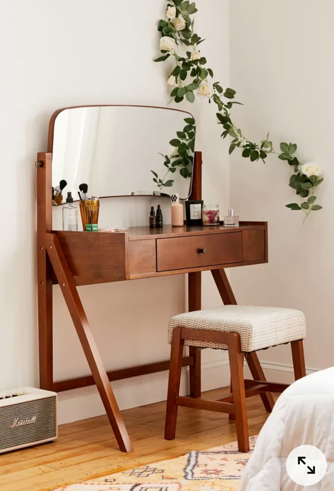 Gambar Meja Rias Minimalis (Cocok untuk Semua Tipe Rumah) - BangIzalToy.Com