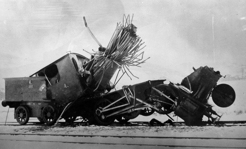 24 Bizarre Vintage Photos of Steam Engines After a Boiler Explosion