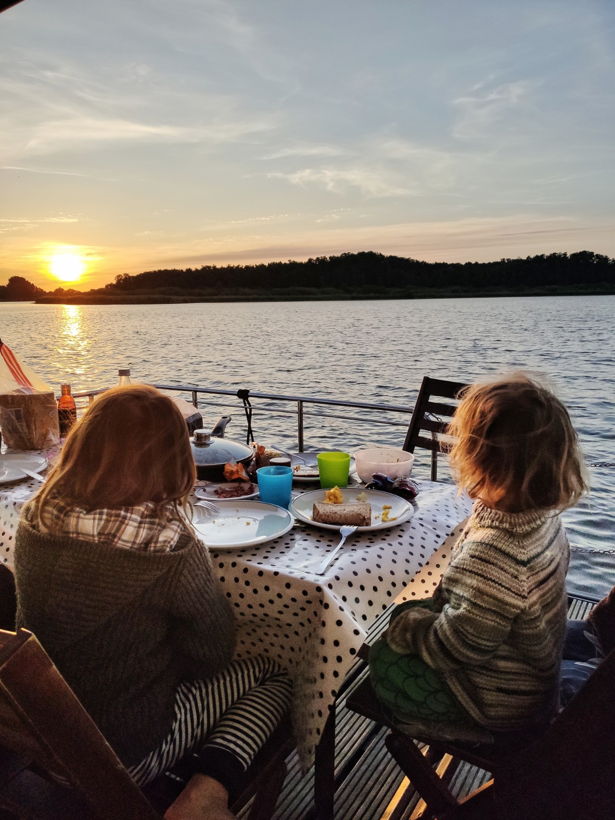 Urlaub mit Kindern auf einem Hausboot - Geht das denn? Mit Kindern den Sonnenuntergang vom Hausboot genießen