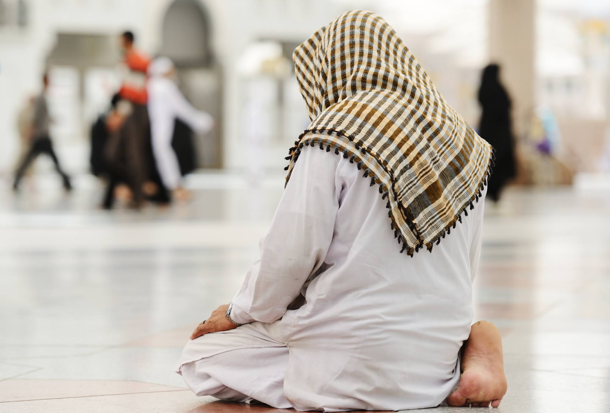 Ночная молитва мусульман. Мусульманин молится. Что такое намаз у мусульман. Мусульманский поклон.