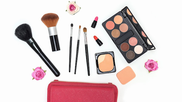 4-Peralatan-Makeup-yang-Wajib-Ada-di-dalam-Tas-Wanita