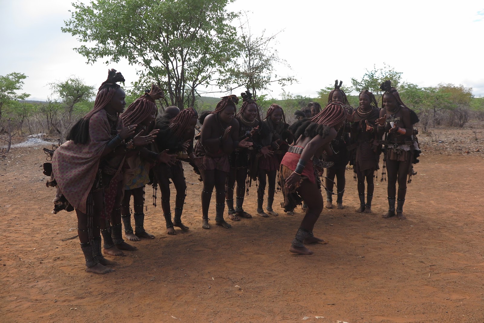 Namibya�nın Kırmızı Tenli Kadınları Himbalar Sittinsene Gez