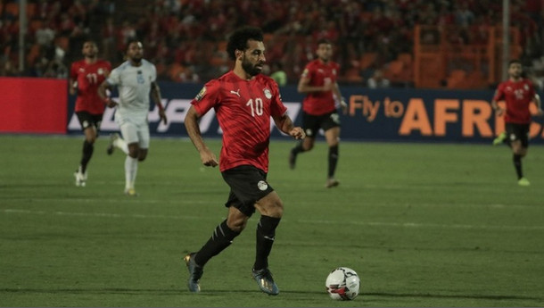 شاهد.. مشجعة تحرج صلاح بطلب غريب!