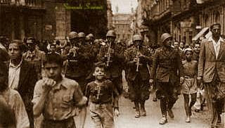 Soldati italiani tra la popolazione in via del Tritone  il giorno della liberazione di Roma   4 giugno 1944