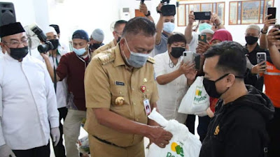 Gubernur Olly Bersama Baznas Bagikan 3000 Paket Ramadhan untuk Kaum Dhuafa