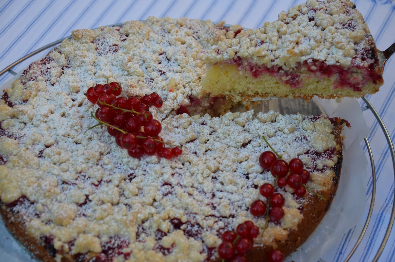 Mandel-Johannisbeer-Kuchen mit Streuseln - Rezeptra - Food and More