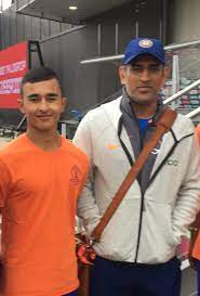 Cool Captain MSD Met the 19 year old Bowler Praharsh Parikh, Who Bowled MS Dhoni.
