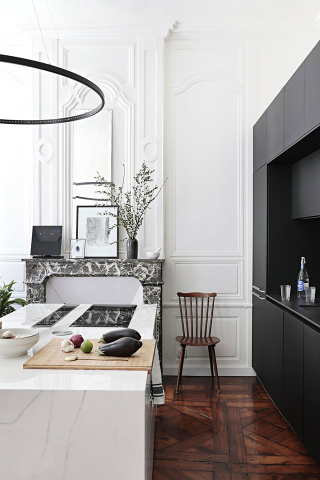 Black & white apartment in an 18th-century house in Rennes, France