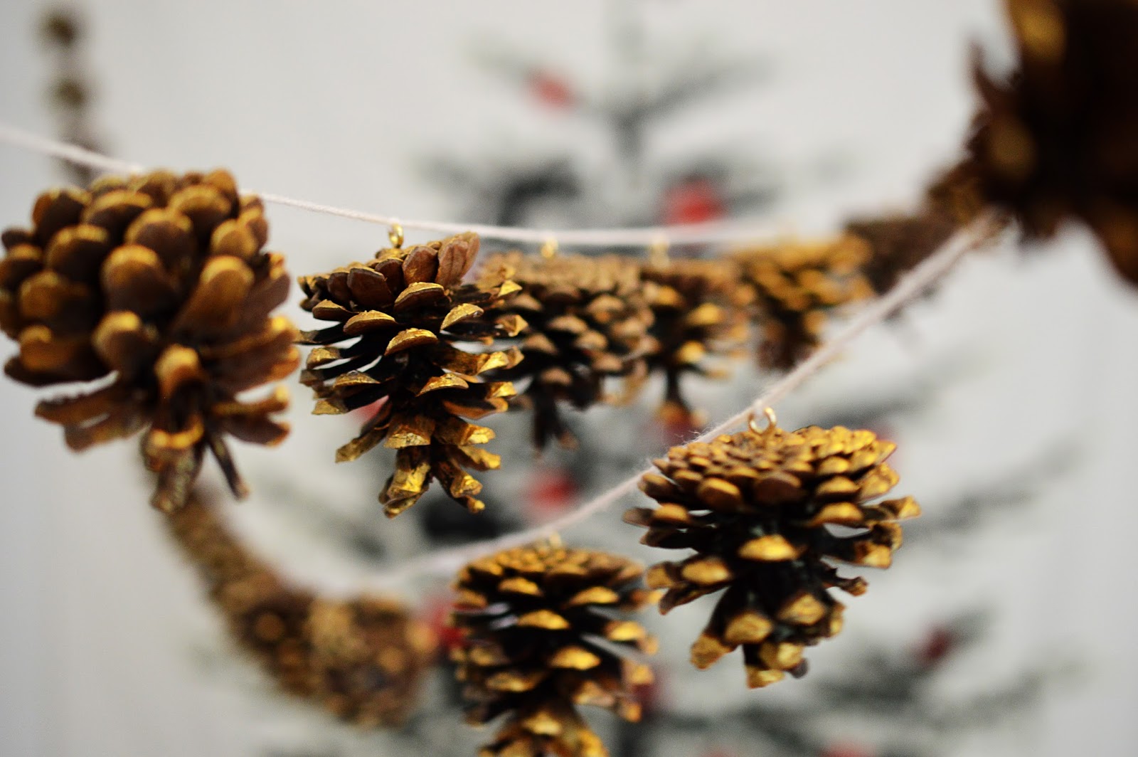 DIY Festive Pine Cone Garland| Motte's Blog