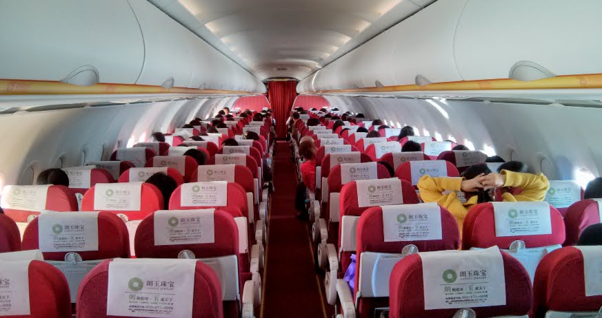 Incredibile: cinese apre il portellone d'emergenza di un aereo Lucky Air per il troppo caldo