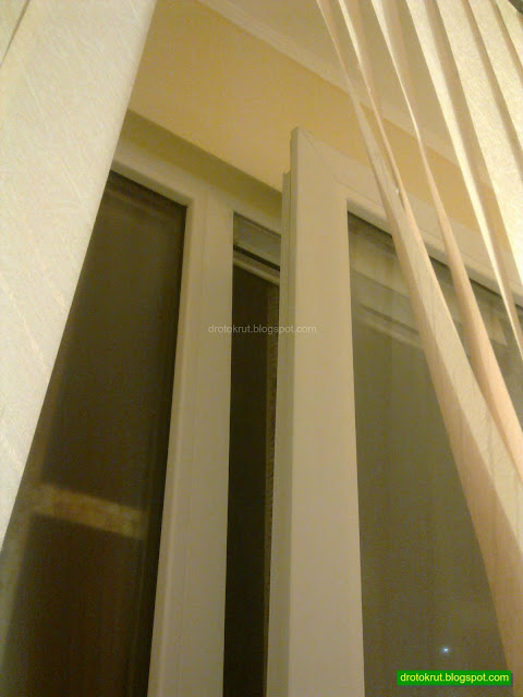 Открытое окно - необходимый элемент проверки работы вентиляции в квартире!