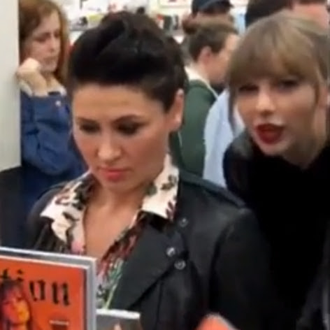 Taylor Swift buys Taylor Swift’s new album Reputation at Target: テイラー・スウィフトの新アルバム "Reputation" が発売された ! ! というので早速、買い求めに来た一般人 ? ! のテイラーさんと出会ったファンたちが感激のサプライズ ! !