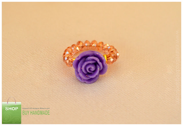 Χειροποίητο δαχτυλίδι από σομόν κρυσταλλάκια και μωβ λουλούδι με χρυσόσκονη