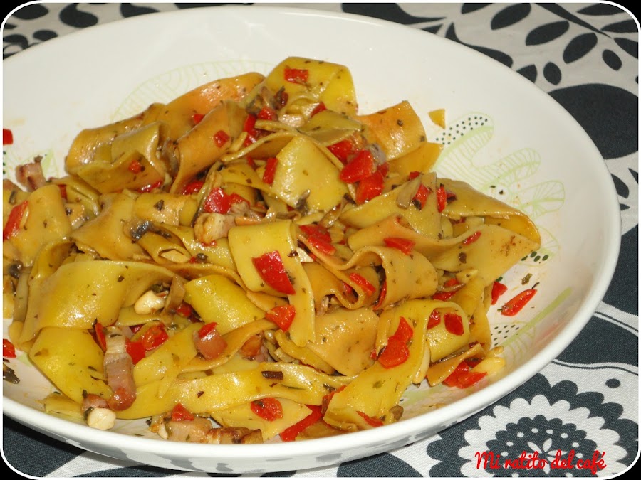 Tallarines con setas, bacon y piñones