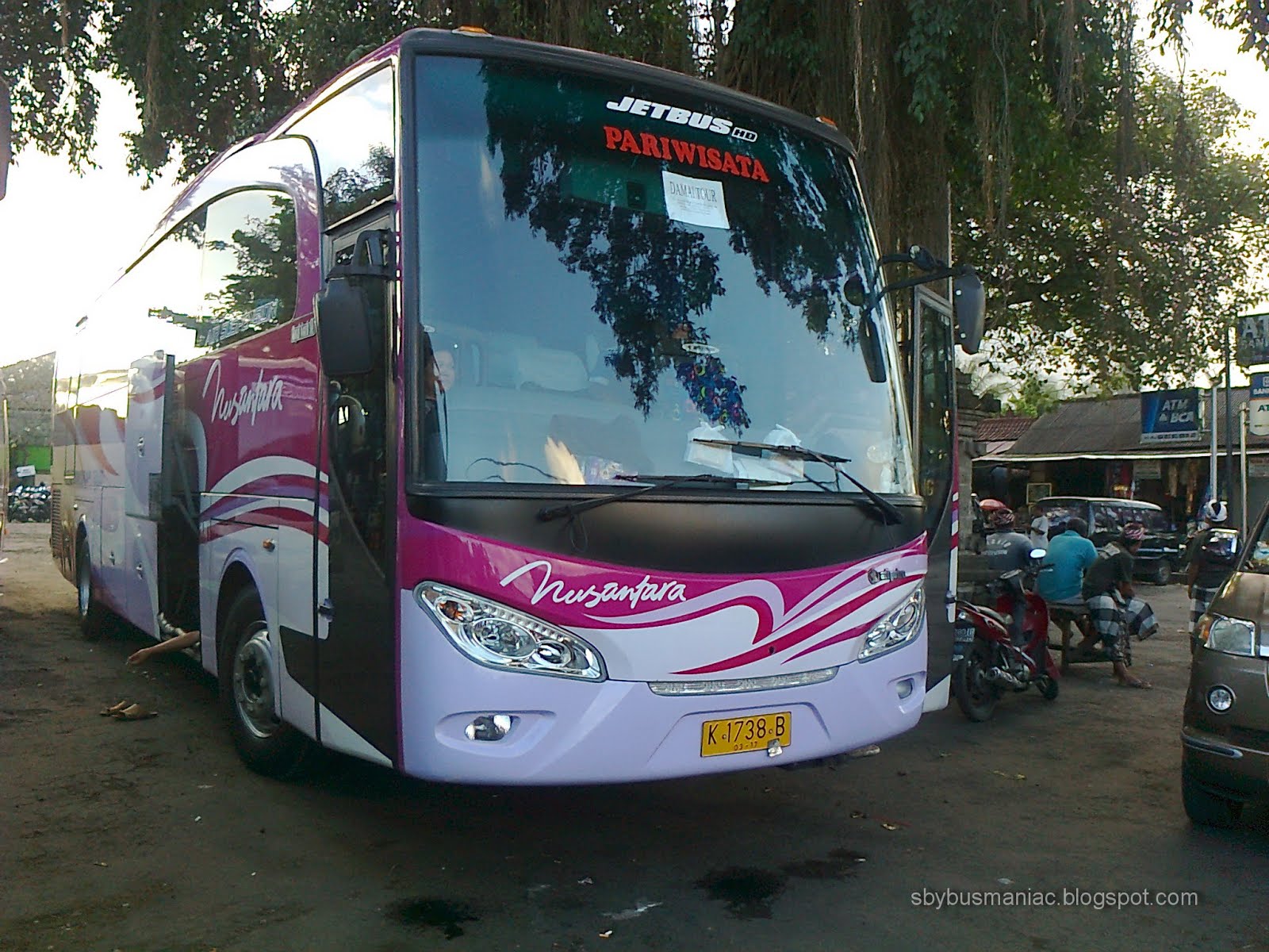 Автобус Adiputro Jetbus