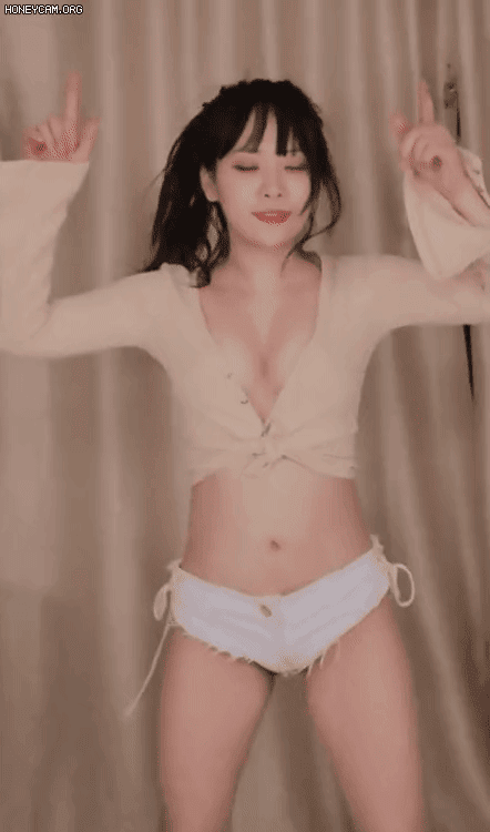 Clip nóng Streamer Dami lộ ngực 5