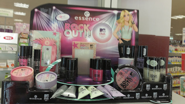 essence, rock out!, trend edition, swatches, Bilder, Test, Erfahrung, Oktober, November, 2014, MTV European Music Awards 2014, cream eyeshadow 01 best rock, 02 best look 03 best female, liquid eyeliner 01 best pop 02 best rock, vinyl shine lipgloss 01 best pop 02 best rock, multicolour blush 01 global icon, nail polish 01  best  rock,  02  best  hip-hop,  03  best  pop  04  best  female, glow in the dark top coat 01 biggest fan, glow in the dark finger & body tattoos 01 glow in glasgow, hair dye powder 01 best pop 02 best female, shoe accessory 01 EMAzing performer