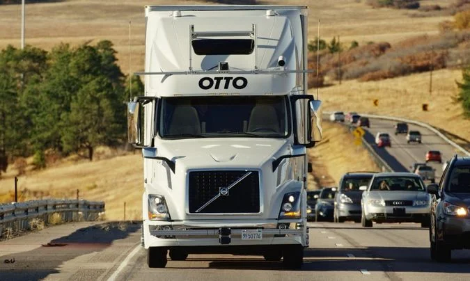 Caminhão Volvo VNL autônomo (sem motorista) percorrendo uma estrada nos Estados Unidos ao lado de outros automóveis