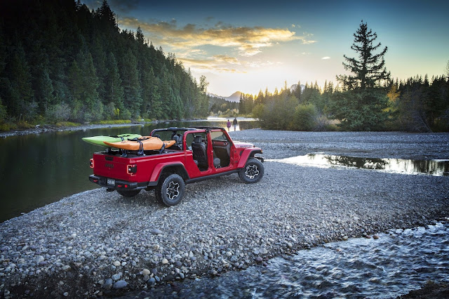 Ram 1500 and All-new Jeep Gladiator Receive Top Honors During Hispanic Motor Press Awards at Los Angeles Auto Show