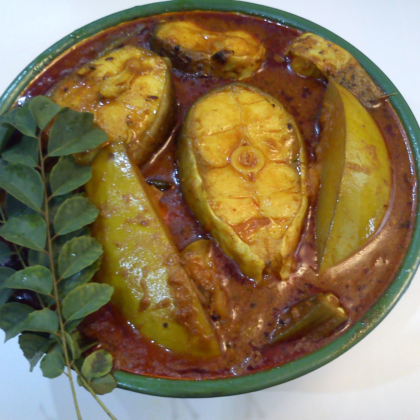 sarguna's fantabulous kitchen: Fish Curry With Raw Mango