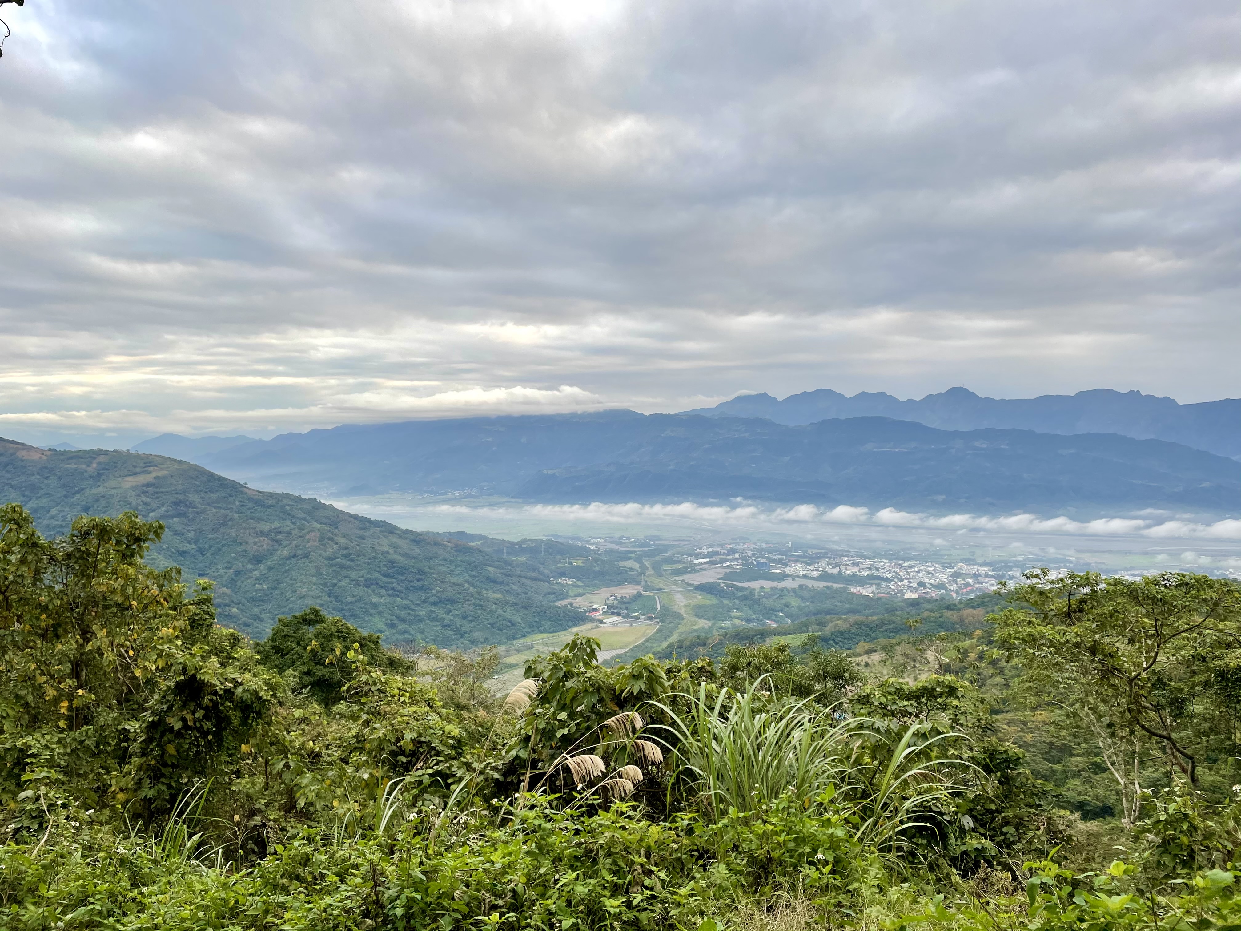 玉里山由卓溪鄉的中正部落旁的產業道路向上進入，由此處望向花東縱谷以及海岸山脈。