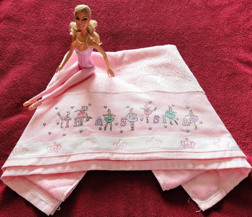 Toalha de balho "Bailarina em ponto cruz"