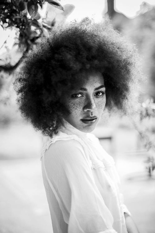 As belas modelos com sardas na fotografia de Agata Serge Agata Serge 500px arte fotografia fashion mulheres modelos sardas beleza preto e branco