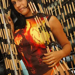 Andrea Rincon, Selena Spice Galer&iacute;a 36 - Shakiras, Camiseta Negra Con Amarillo y Rojo, Tanga Amarilla y Naranja Foto 34