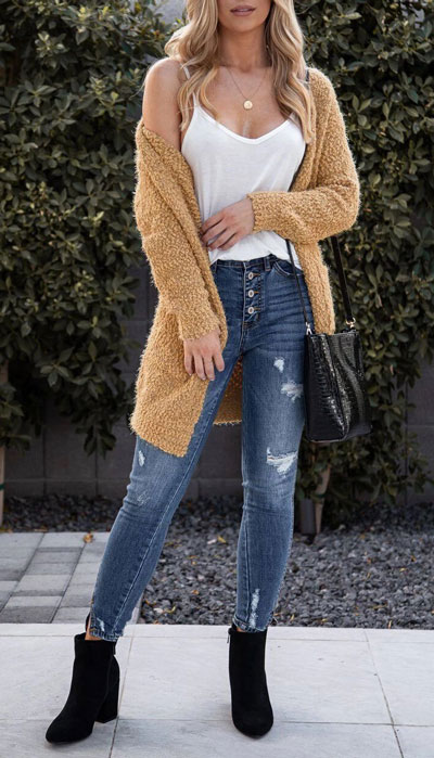 Change up your look with a variety of fabrics and textures. Mix colors, patterns, and cardigan lengths to really make your look pop. Here are 26 Breathtaking Cardigan Styles that are Chic and Warm. Winter outfits via higiggle.com #cardigan #winterstyle #knit #sweater