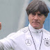 Löw promete Alemanha melhor do que nos amistosos e indica que Özil joga a estreia