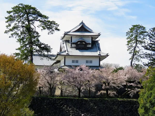 Japan in April: Kenroku-en gardens and view of Kanazawa Castle