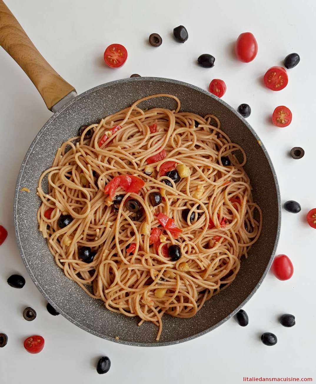 Spaghetti aux aubergines, tomates et olives