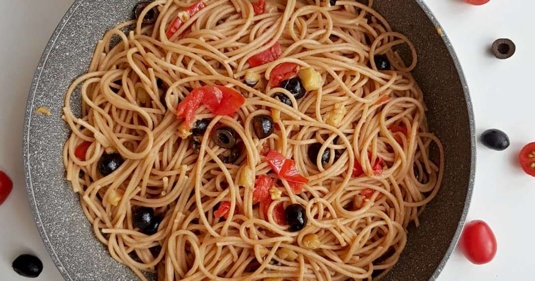 Spaghetti aux aubergines, tomates et olives
