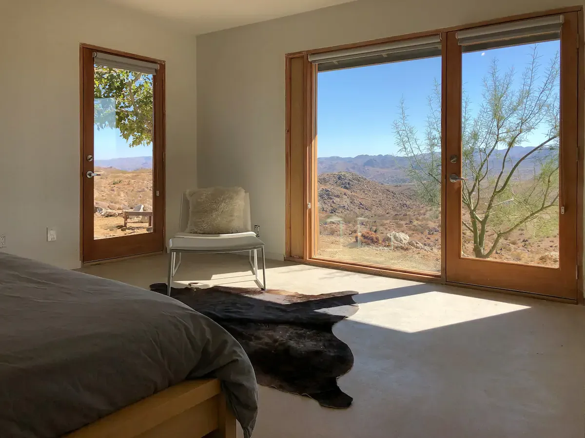 Airbnb-in-Palm-Springs-master-bed-room
