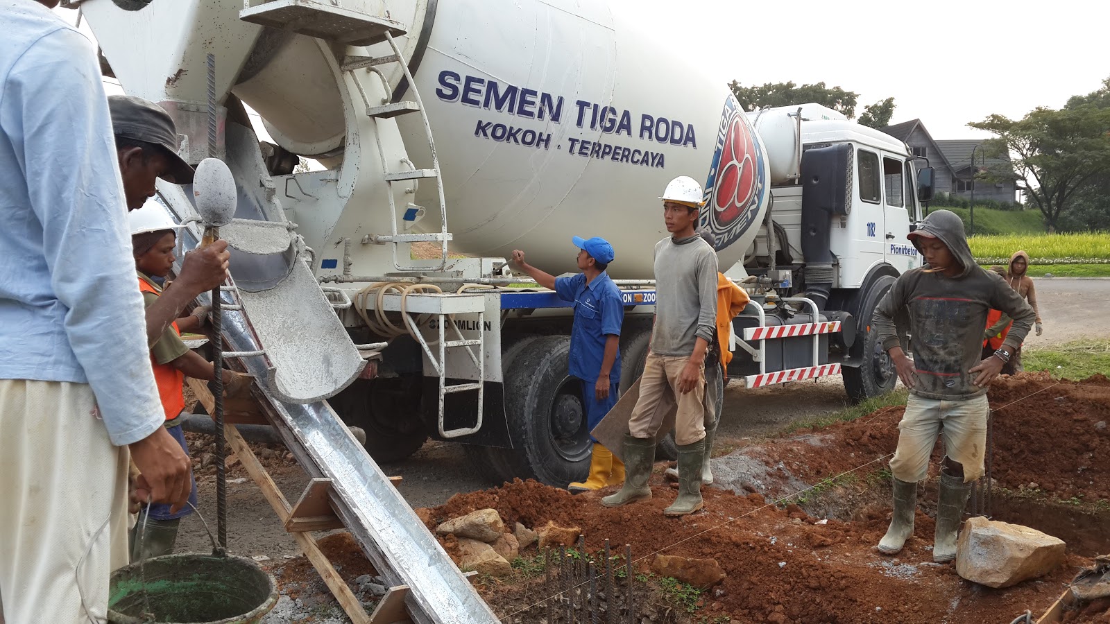 YENNES TEKNIK: Dokumentasi Kegiatan Pengecoran Pondasi Foot Plate