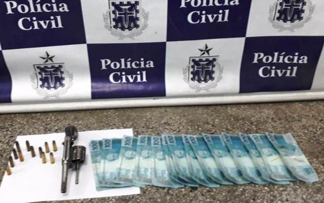 Mulher é presa com arma e dinheiro falso em Ruy Barbosa