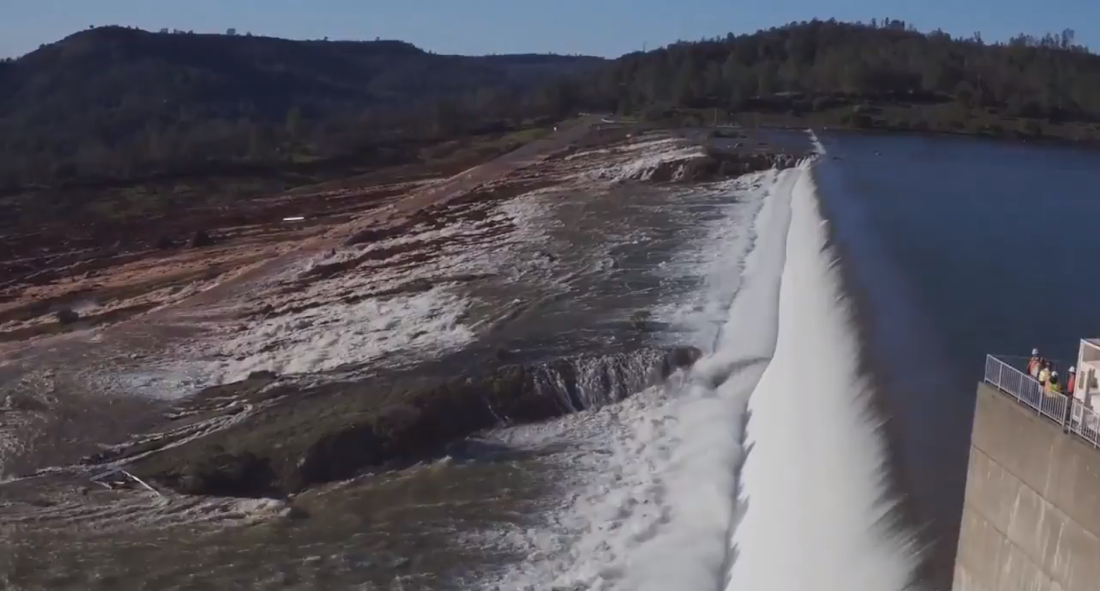 Чем грозит прорыв дамбы. Водосброс плотины монтичелло. Прорвало дамбу в красноярском крае. Дамба баньцяо китай 1975. Прорыв дамбы.