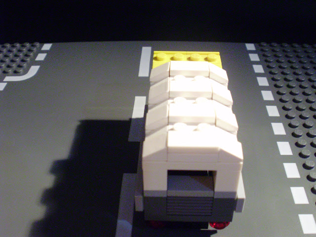 MOC LEGO camião amarelo
