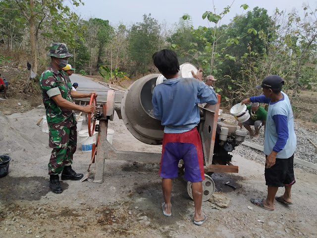 Tampak Kebersamaan Babinsa Jatibatur Gotong Royong Cor Jalan