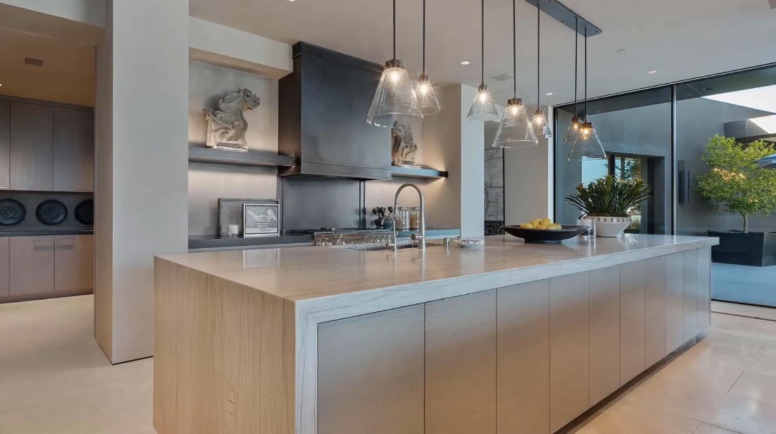 31 Interior Design Photos vs. 1616 Blue Jay Way, Los Angeles Luxury Home Tour