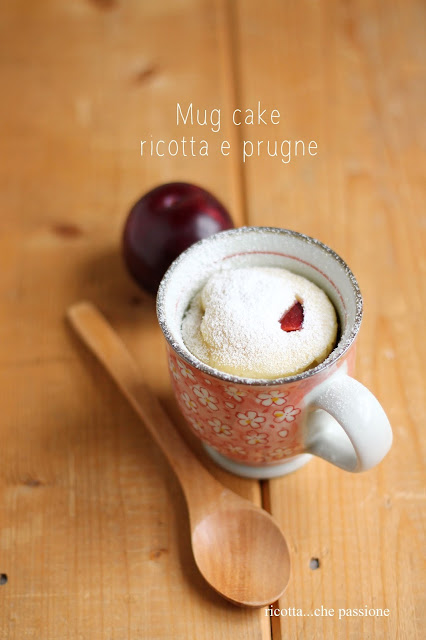 mug cake con ricotta e prugne