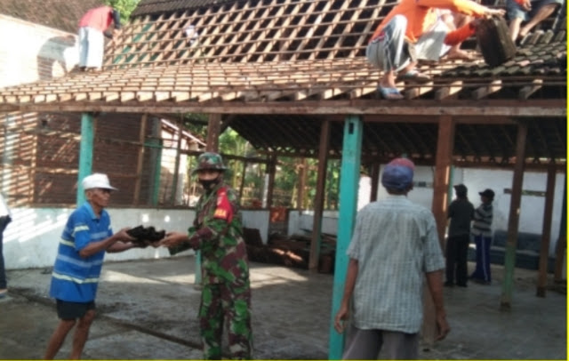Tumbuhkan Semangat Gotong Royong, Babinsa Bantu Rehab Rumah Warga Tumbuhkan Semangat Gotong Royong, Babinsa Bantu Rehab Rumah Warga