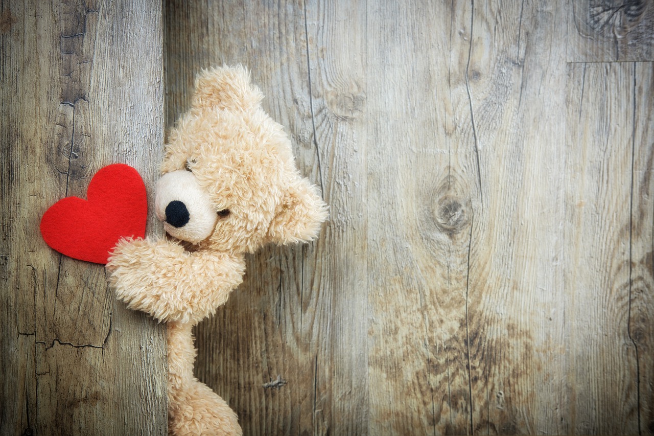 San Valentino: orsacchiotti che abbracciano cuori e cuori che abbracciano  orsacchiotti