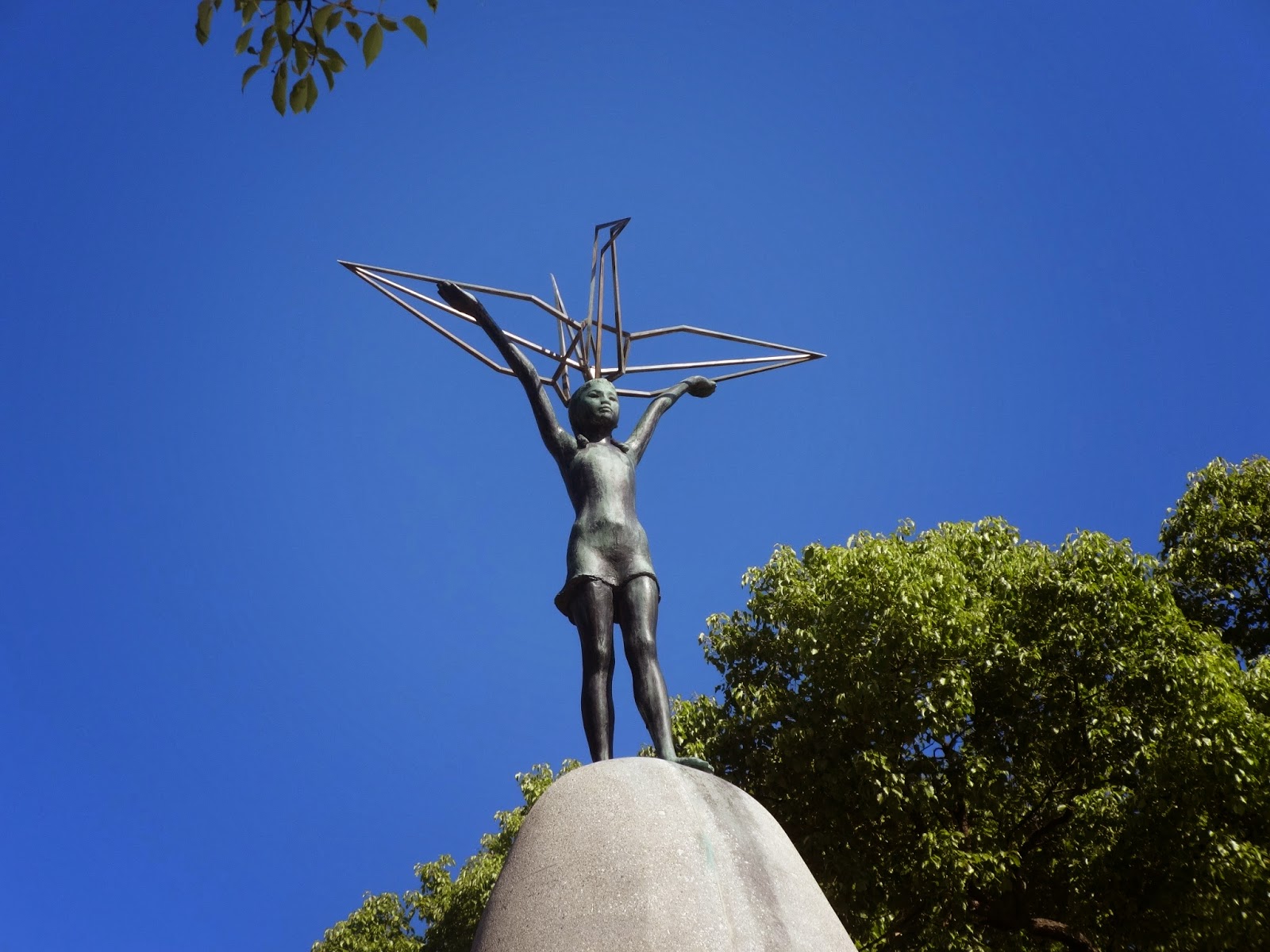 Памятник садако сасаки в японии