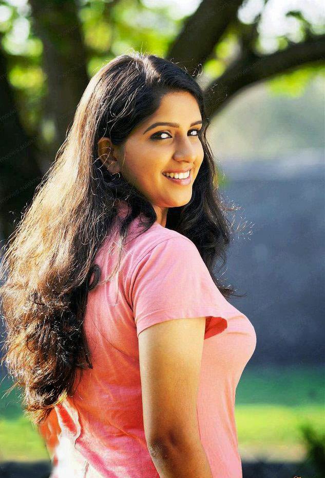 Malayalam Actress Shaalin Zoya Cute Photos In Kerala Saree