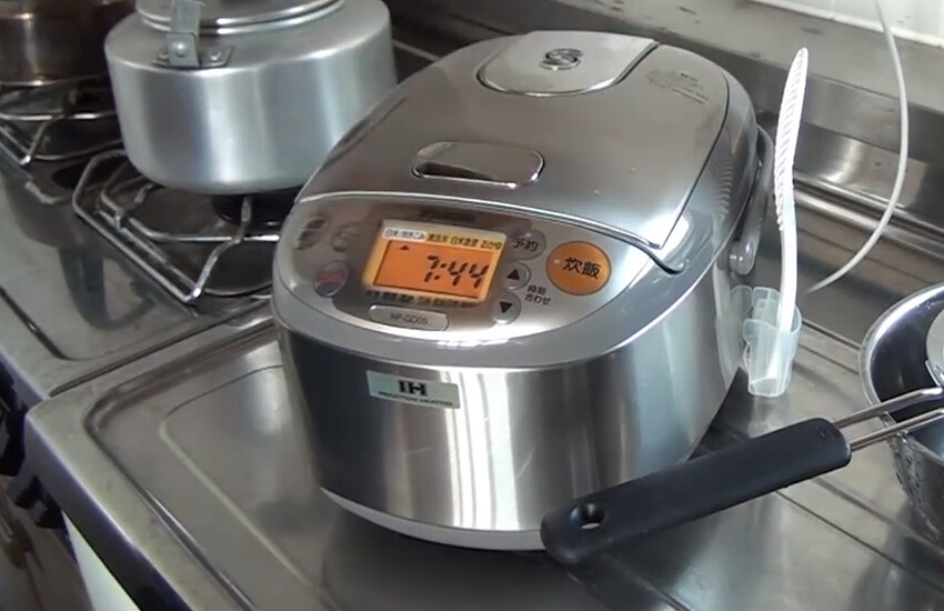 Beda rice cooker dengan magic com