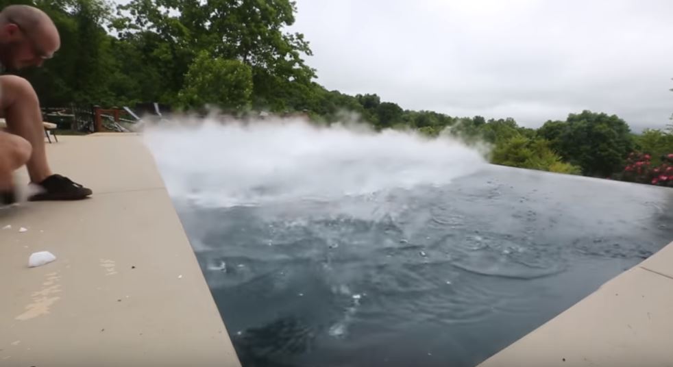 Nagsaboy ng Dry Ice sa Swimming Pool ang Lalaking Ito, Pero laking