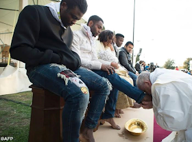 Photos: Pope Francis Kisses And Washes Feets Of Muslim, 4 Nigerian Catholics