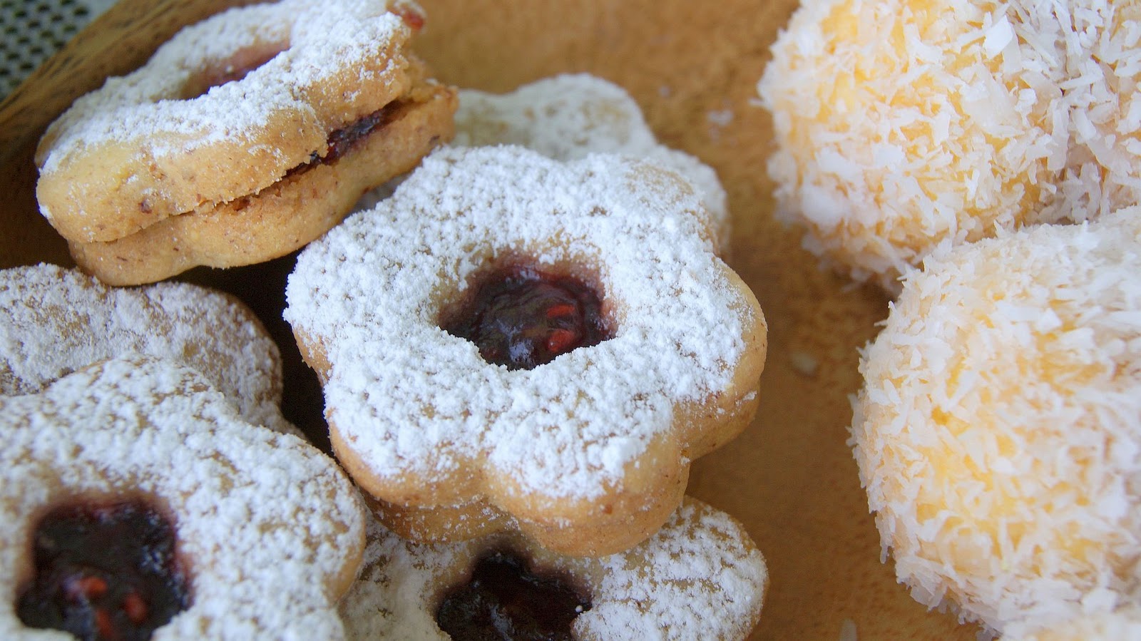 Austrian Jelly Cookies Austrian Jelly Cookies / Cookies and cups